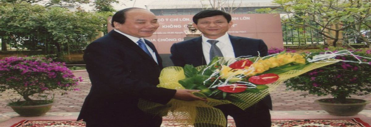 DR. KIEU GIVES FLOWERS TO PRESIDENT NGUYEN XUAN PHUC ON THE OCCASION OF HIS VISIT AND WORK WITH THE INSTITUTE IN 2012